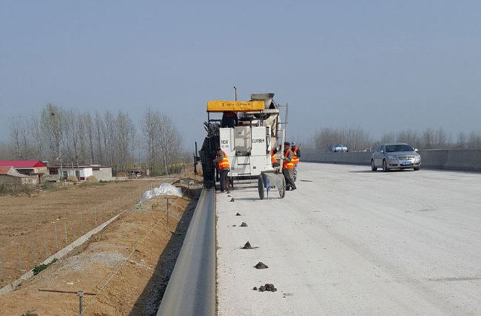 Sliding Form Construction of NC1300 in Shoulder Catchment Channel of No.2 Bid of Jiqi Expressway