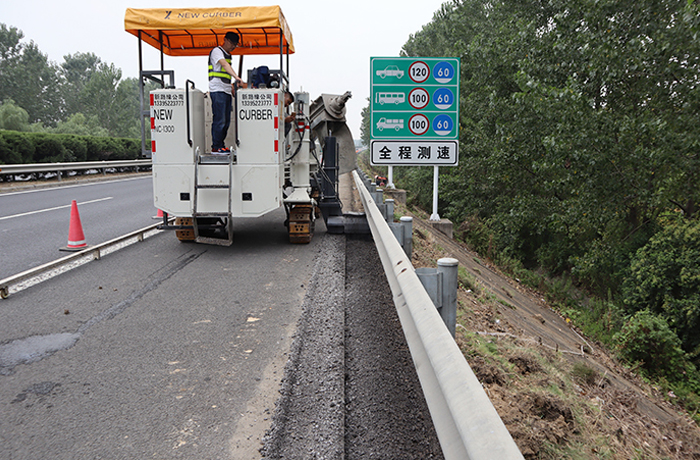 宿淮鹽高速植草路肩改造--NC1300滑模攤鋪機滑模施工